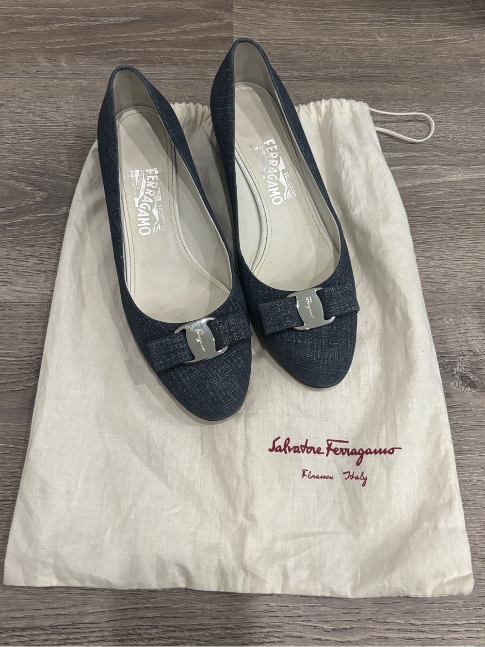 Salvatore Ferragamo Vara Blue Denim Bow Pumps Block Heel Shoes Size 8.5